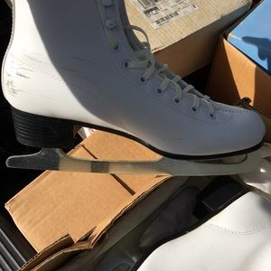 Ladies ice skates